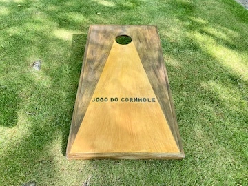 Jogo do Cornhole Tradicional Jogo do Cornhole Tradicional num jardim