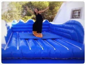 Surf Mecânico para alugar Surf Mecânico com participante em cima da prancha