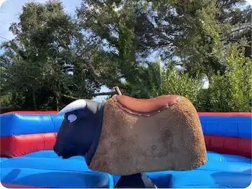 Imagem do touro mecanico de lado instalado no insuflável