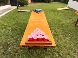 Mesa de beer pong em madeira para aluguer, com copos vermelhos e azuis, ideal para festas e eventos