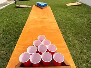 Aluguer de mesa de beer pong com triângulo de 10 copos, pronta a jogar na sua festa